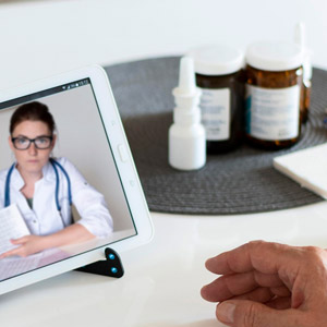 在电子设备上描绘医生远程医疗的库存图像