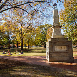 马克西纪念碑位于历史悠久的马蹄铁正中间的右侧，夏天的马蹄铁是绿色的