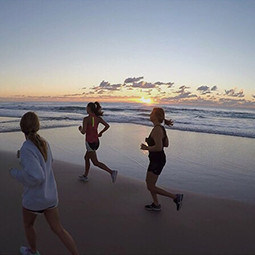 女孩们在海滩上慢跑